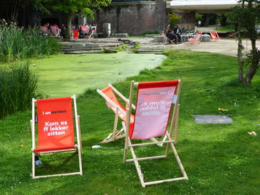 Ligstoelen aan de Huygensvijver